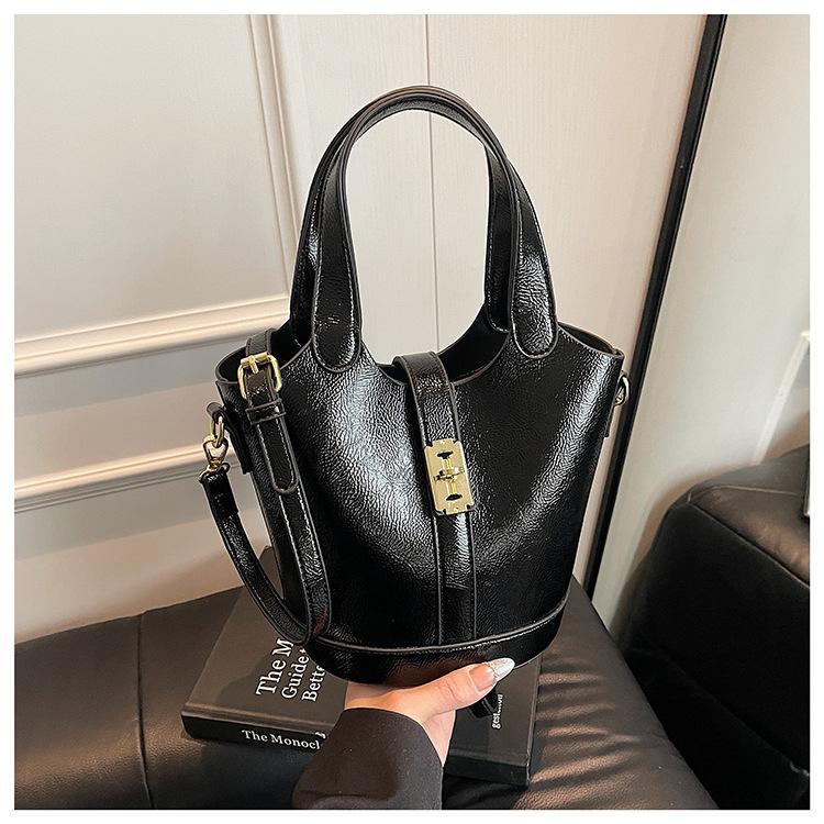 

Niche temperament portable child and mother bucket bag women s new casual versatile commuter shoulder messenger bag