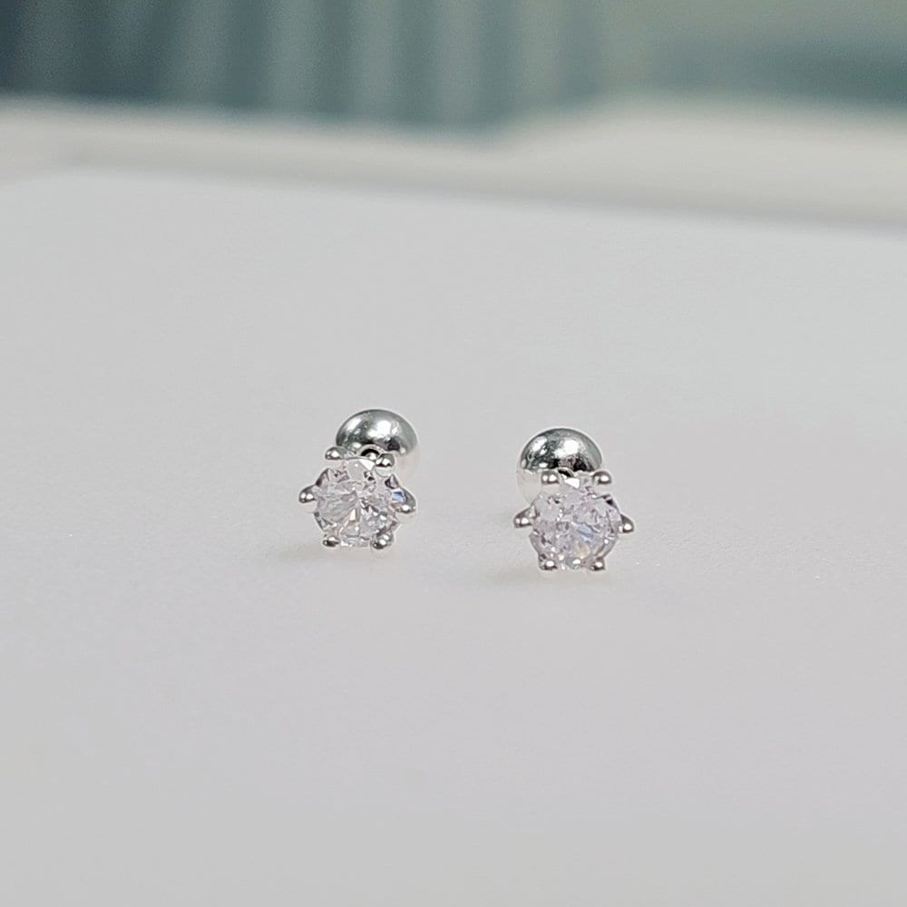 Silberner runder Cubic-Piercing mit sechs Zacken