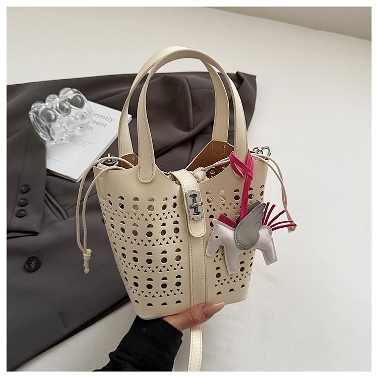 New soft and durable vintage handheld large capacity premium texture soft and durable outdoor handmade shoulder crossbody hollowed bucket bag