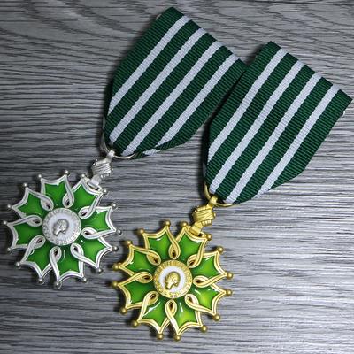 רפרודוקציה של מדליית הנצחה לאמנות וספרות צרפתית, מדליית קצין אביר