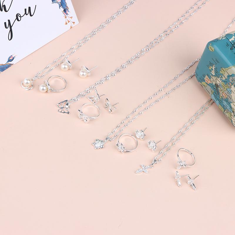 Delicato Set Matrimoniale per Donna con Orecchini, Anello e Collana a Forma di Farfalla e Fiore di Perle Finte