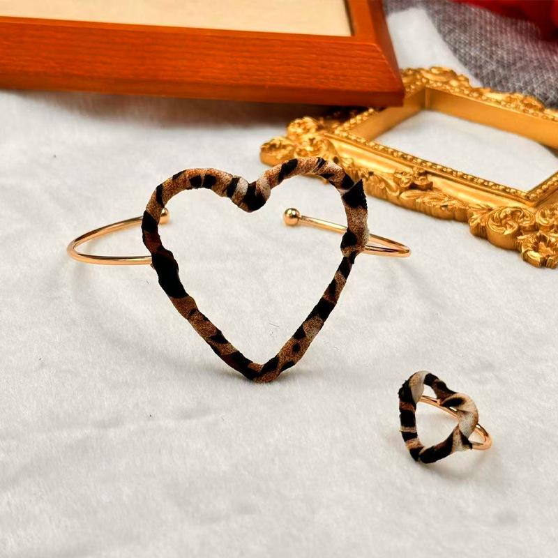 Premium retro love hollow design bracelet ring set autumn and winter peach heart fashion