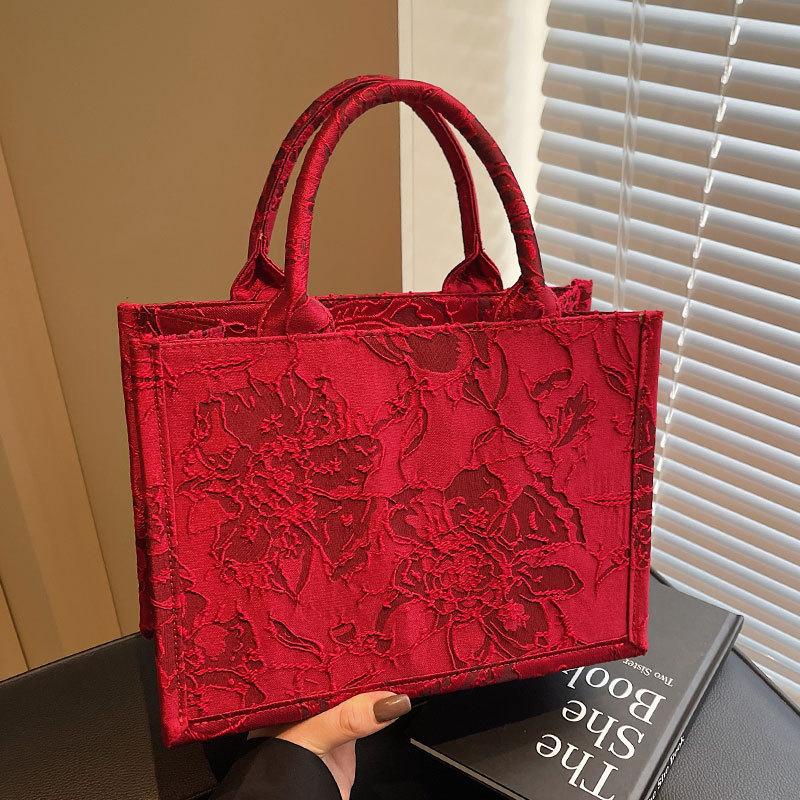 Embroidered Hand-held Wedding Bag As A Souvenir A Fashionable Large-capacity Exquisite Bride's Bag