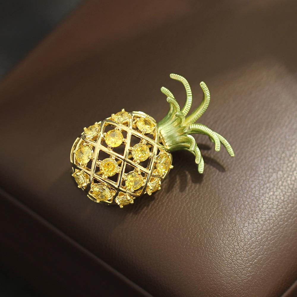 

New Product Small Fresh Stone Yellow Pineapple Brooch Simple And Versatile Fashion Fruit Small Pin Men And Women The Same Collar Pin