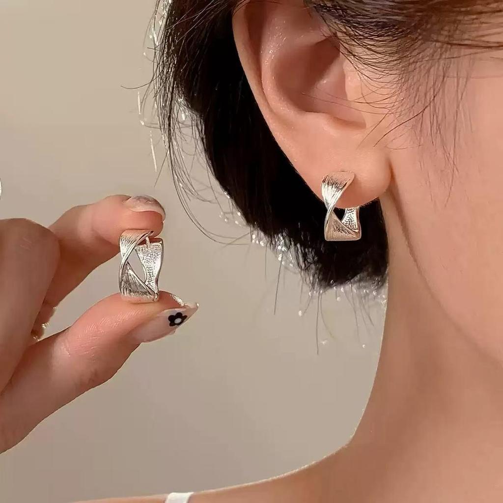 Twisted Geometric Earrings: Light Luxury, Versatile Fashion Statement, Vintage-Inspired New Year Jewelry