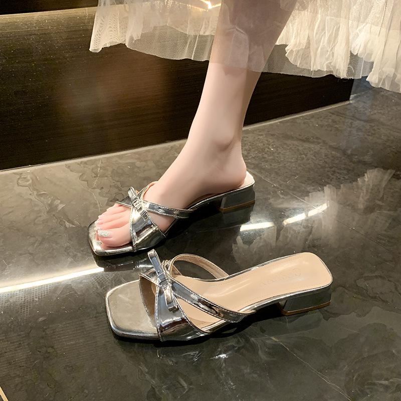 

Нежные феи ветер прохладные тапочки женские летние 2025 новые с бантом сандалии с открытым носком квадратный носок на низком каблуке тапочки 42 серебряный