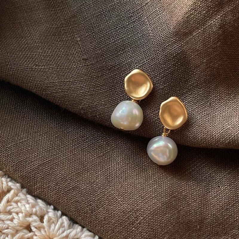 Natural Freshwater Pearl Stud Earrings with Ear Hooks for Women. Light Luxury, Retro, Simple, High-end, Matte, Gentle Ear Ornaments.