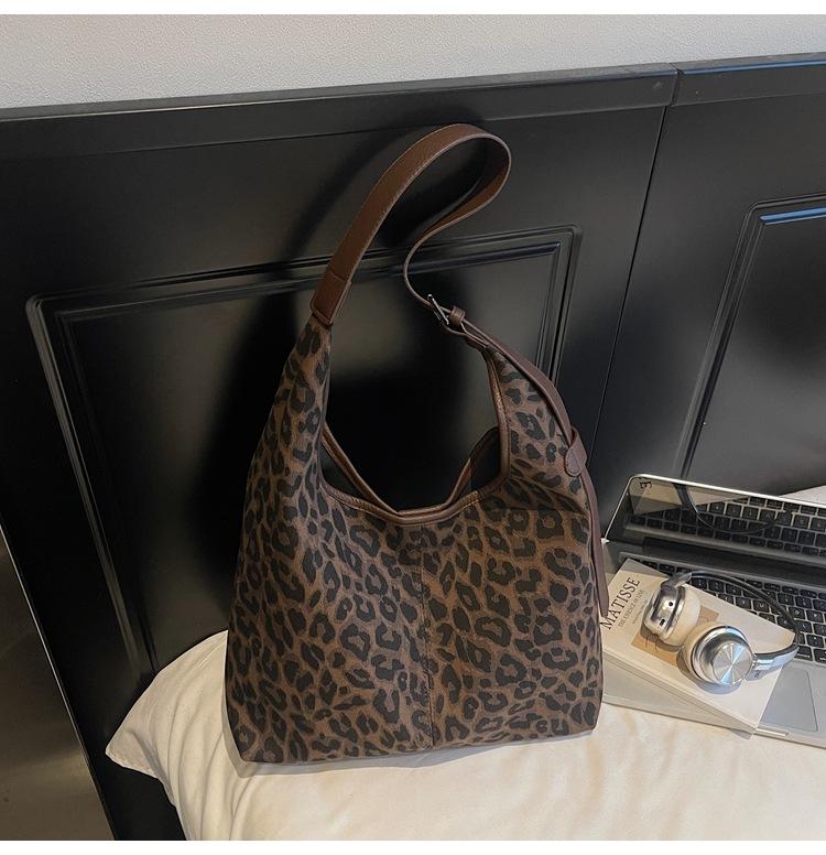 Large Capacity Simple Commuter Tote Bag Women's 2025 Autumn New High-end Casual Trend Shoulder Armpit Bag