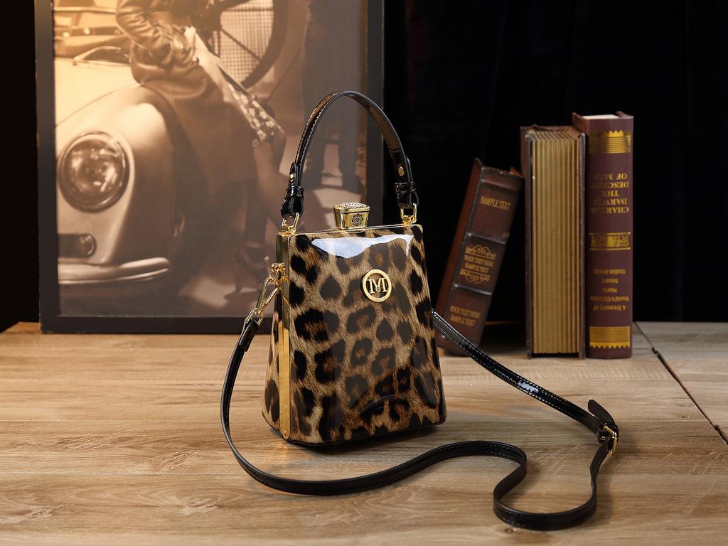 Street Trend Vertical Small Handbag Mobile Phone Bag Patent Leather Glossy Shoulder Messenger Bag Light Luxury Versatile