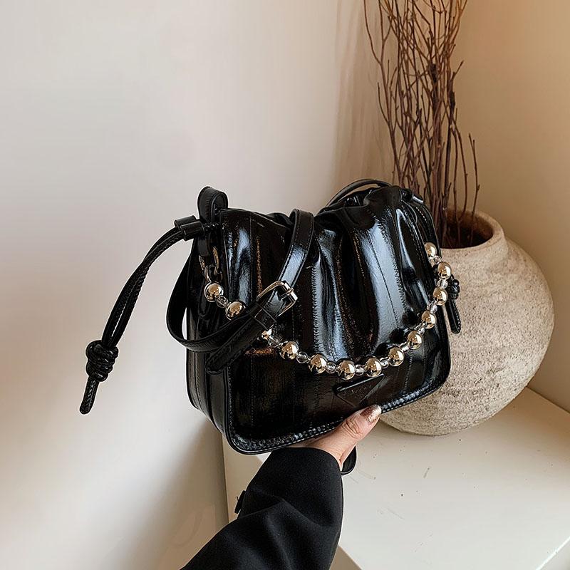 

Новая модная и стильная сумка через плечо высокого класса, маленький и популярный дизайн, мятый PU, изысканный