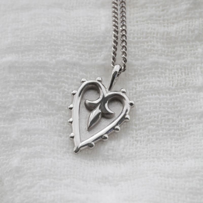 

MUSEE.ART Heart ball necklace white