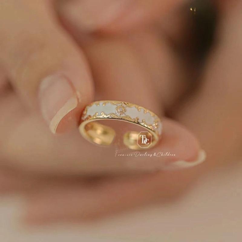 

Elegant Enamel Ring for Women with Floral Patterns. A Niche Design with A Touch of Luxury, Suitable for The Index Finger. білий
