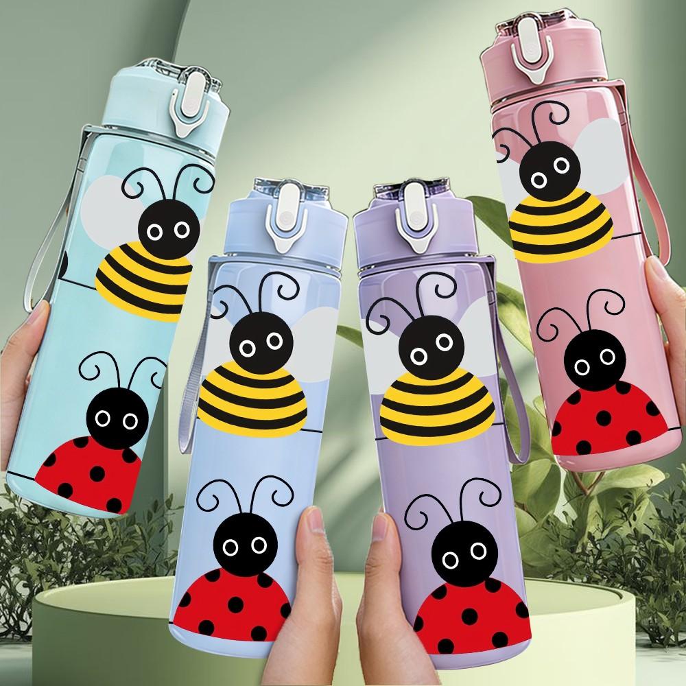 1PC Bee Ladybug Cartoon Pattern 750ml Color Plastic Sports Water Bottle Leakproof Flip Straw Lid Suitable for Sports Office Home Use