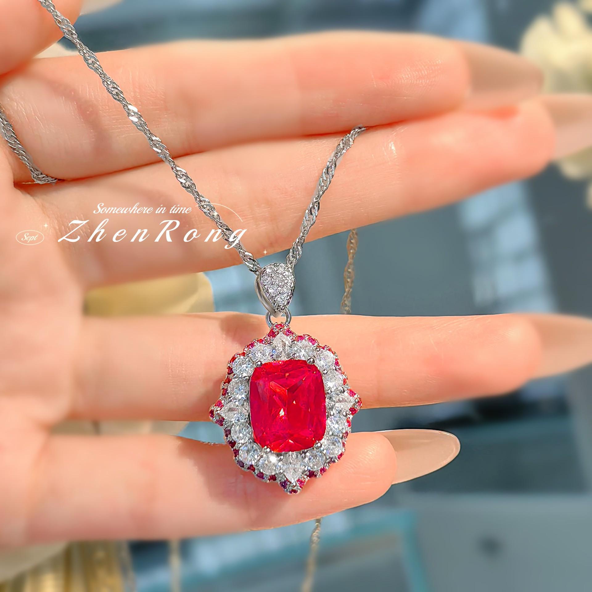 

Роскошный комплект подвески и серег с драгоценными камнями из красного корунда и бриллиантами с высоким содержанием углерода