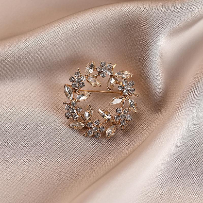 A Light Luxury and High-end Crystal Wreath Brooch, A Fashionable Pin, and An Elegant and Refined Brooch