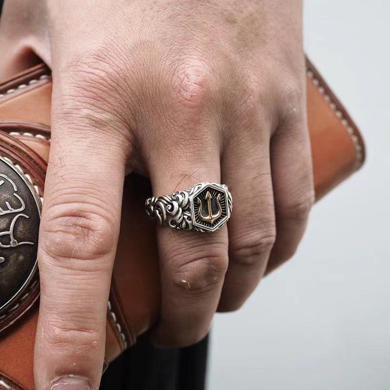 Anello Retro Poseidone Tridente Dorato da Uomo Punk Gotico Rock Hiphop Anello Aperto Gioielli Unisex Fatti a Mano Accessori per Motociclisti Regalo Uomo