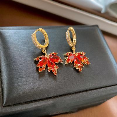 Zirkon Rotes Ahornblatt Ohrbügel Persönlichkeit Ohrring für Frauen Leichter Luxus Hängeohrringe Hochwertiger Damen Großhandel Zirkon