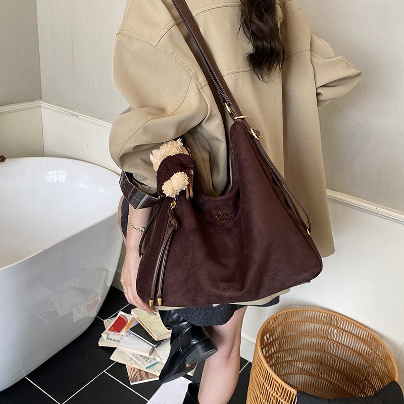 Lässige Pendler-Tragetasche Damen große Kapazität 2025 neue Schulter-Umhängetasche Retro-Mode leichter Rucksack