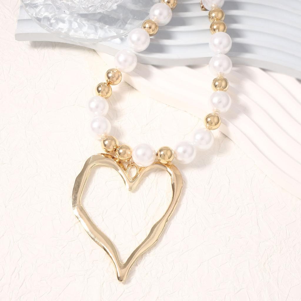 Fineins Exaggerated Hollow Big Love Fashion Round Bead Mixed Color Imitation Pearl Necklace, Simple and Versatile Women's Collarbone Chain