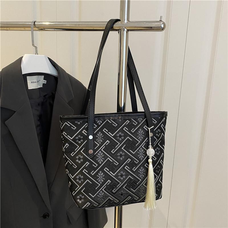 Fashion sense large capacity tote bag women's summer new casual shoulder portable college student class commuter bag