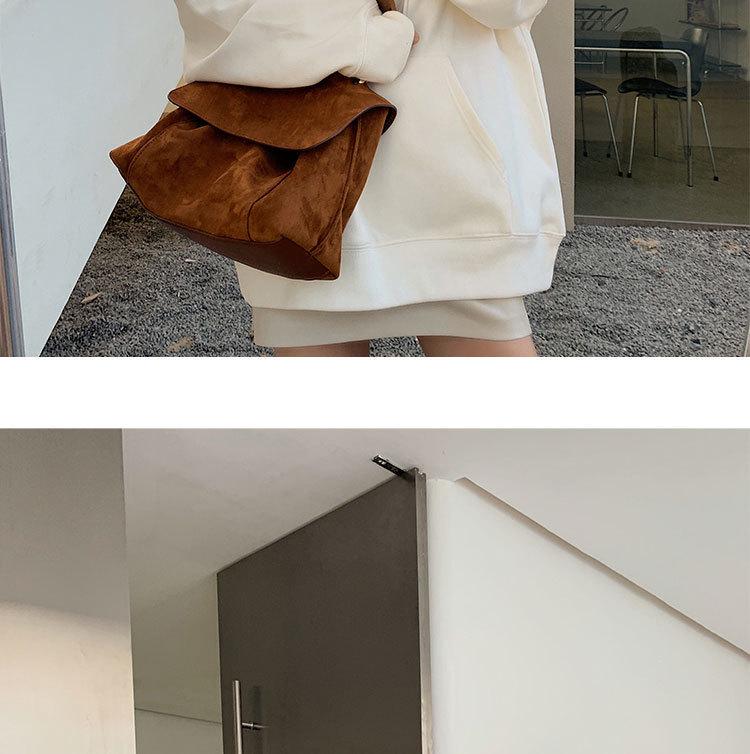 2024 Trendy Retro Brown Flannel Women's Large Capacity Messenger Shoulder Bag for Autumn/Winter