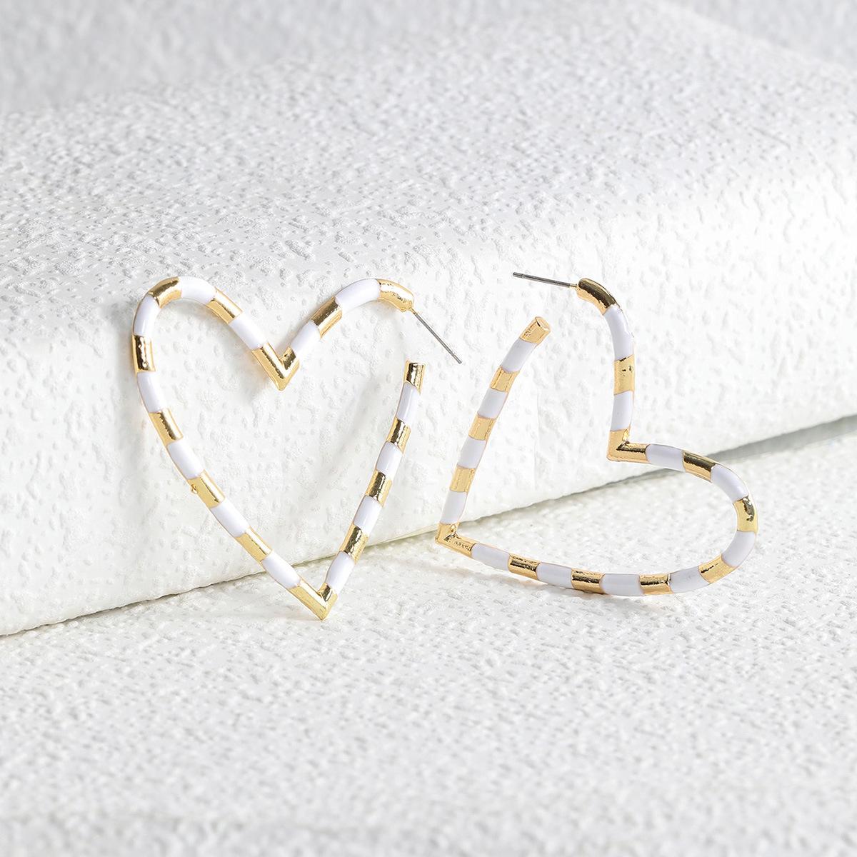 

Trendy European And American Style Creative Heart Hoop Earrings Material Alloy білий