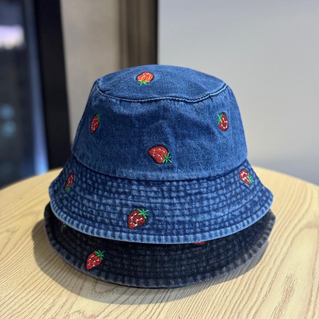 Korean-style strawberry embroidered denim bucket hat for men, wide brim sun protection, fashionable and versatile, makes the face look smaller,