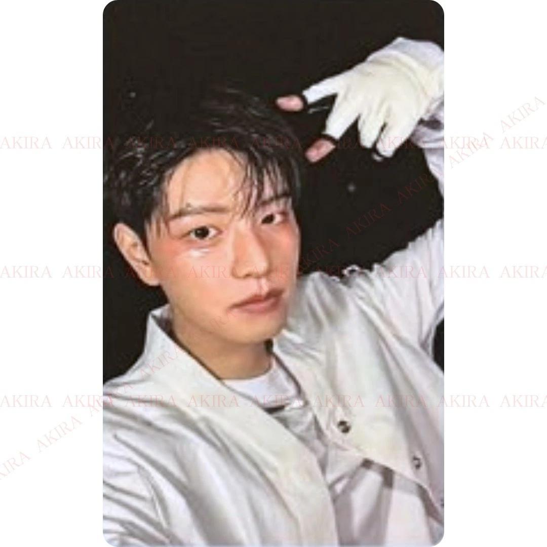 

Stray Kids СЬОНМІН АЛЬБОМ KARMA ОФІЦІЙНА ФОТОКАРТКА KARMA ver.