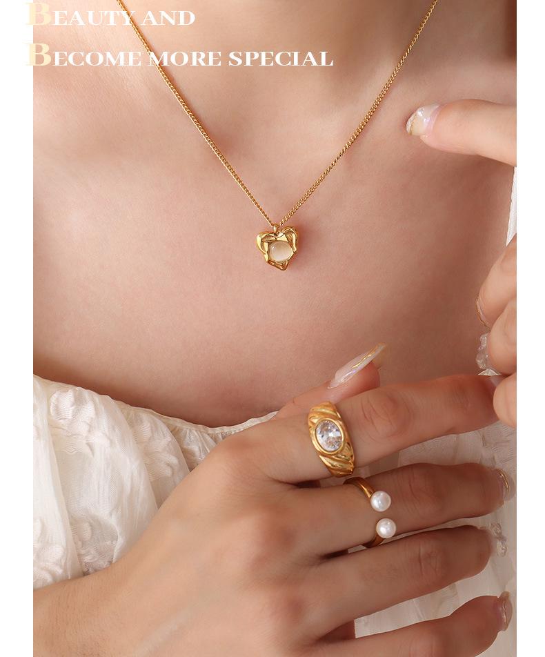 Hong Kong-Style Elegant Heart-Shaped Cat's Eye Stone Pendant Necklace On Gold-Plated Clavicle Chain.