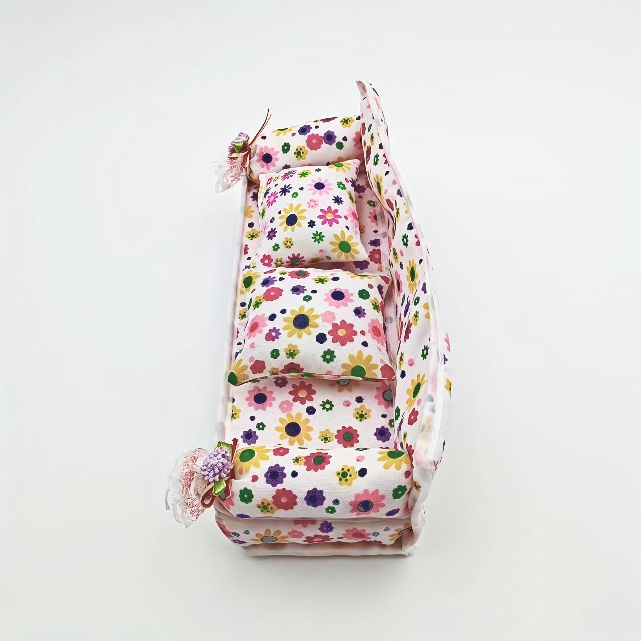 

1 комплект кукольных аксессуаров, милая мебель для кукольного домика, диван с цветочной тканью и 2 подушками для кукольного домика, игрушки, подарок