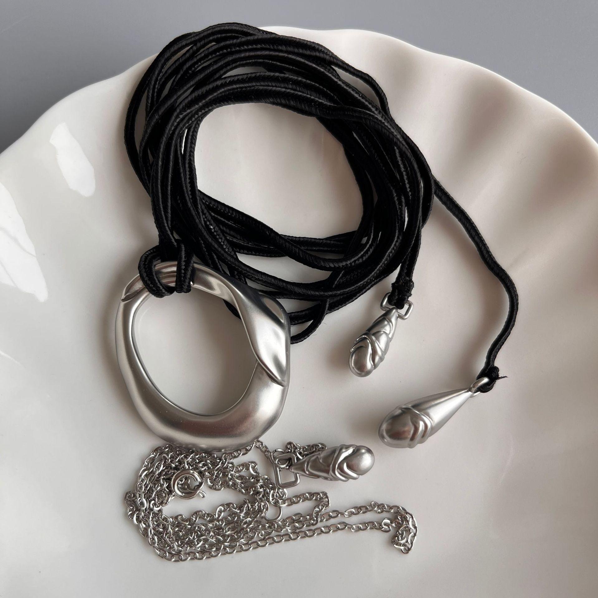 

Новое китайское конденсационное ожерелье с черной веревкой, кольцом, кулоном, длинной цепочкой на шею, женское нишевое дизайнерское ожерелье из высококачественной цепочки-свитера