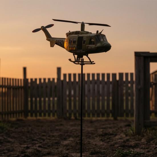 Patriotischer Windrad, Hubschrauber-Windmühlen-Spieß mit drehendem Propeller, 2D Metall-Flugzeug-Skulpturen-Dekoration für Garten, Terrasse, Rasen
