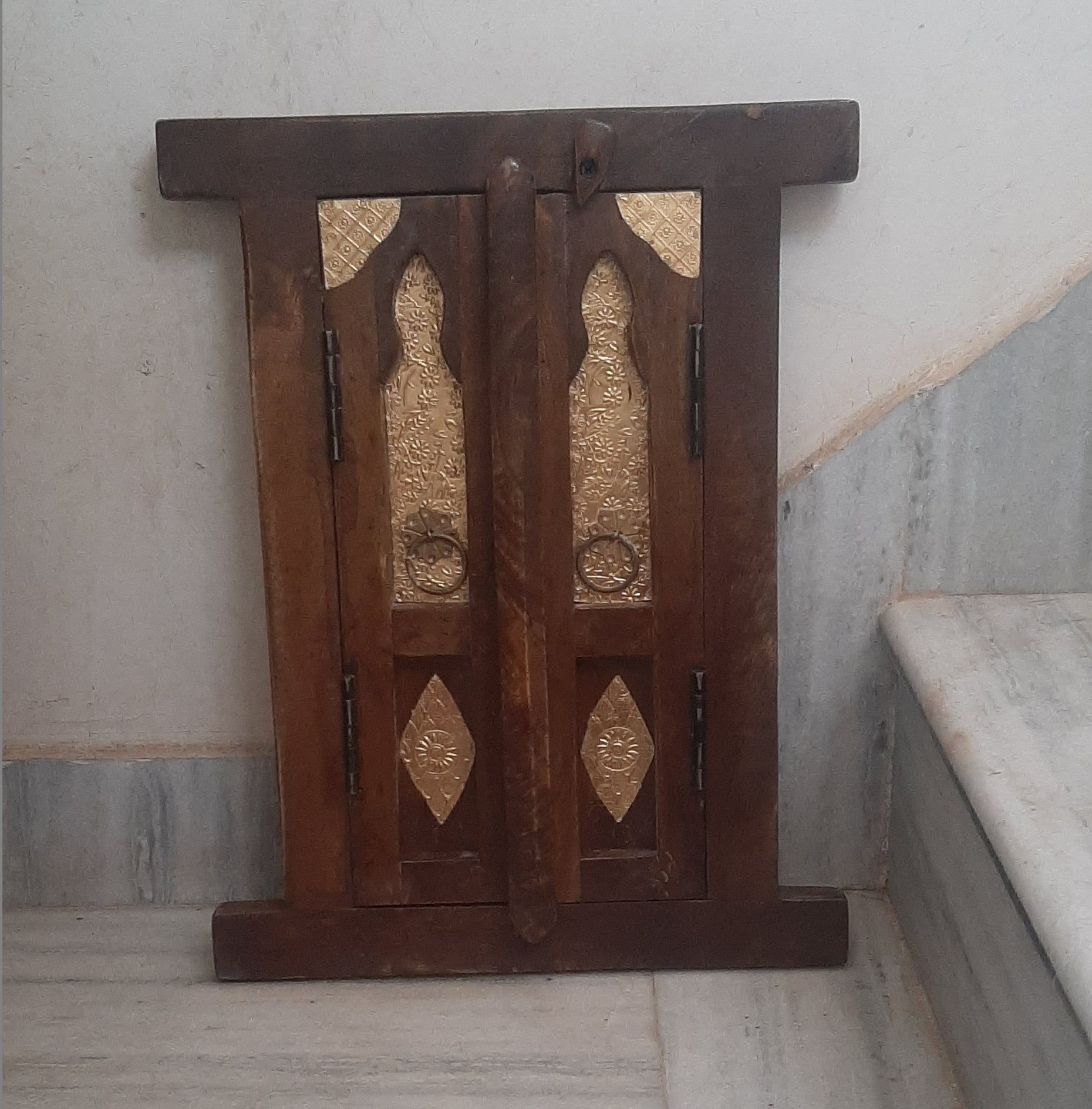 Vintage Wooden Jharokha: Polished Brass Window Frame Wall Hanging разноцветный