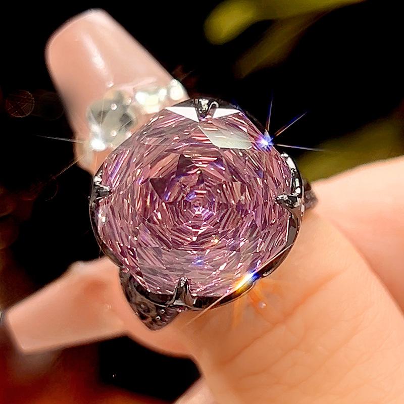 

Ювелирные изделия Медное основание Позолоченное Имитация Розы Огранки Белый Бриллиант Легкая Роскошь Кольцо из Черного Золота Женское 16 мм