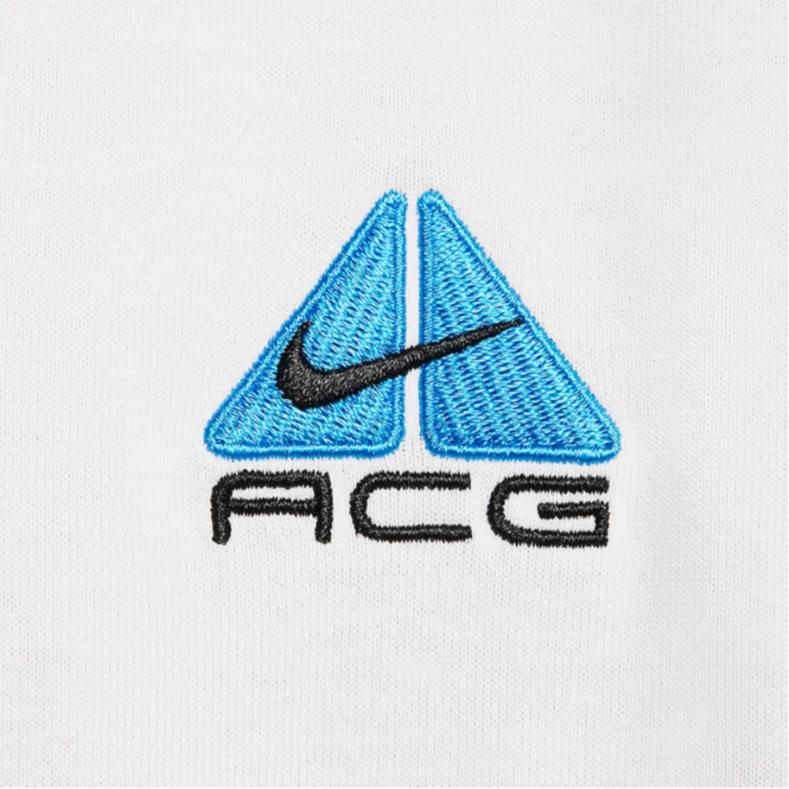 Nike ACG Pánské ležérní tričko s krátkým rukávem a rovným střihem s vyšívaným nápisem, bílá Summit DQ1816-122