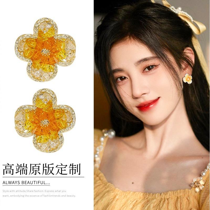 

Ju Jingyi has the same gradual change of yellow crystal flower stud earrings and silver needles. New trendy earrings, unique earrings. 925 silver needle