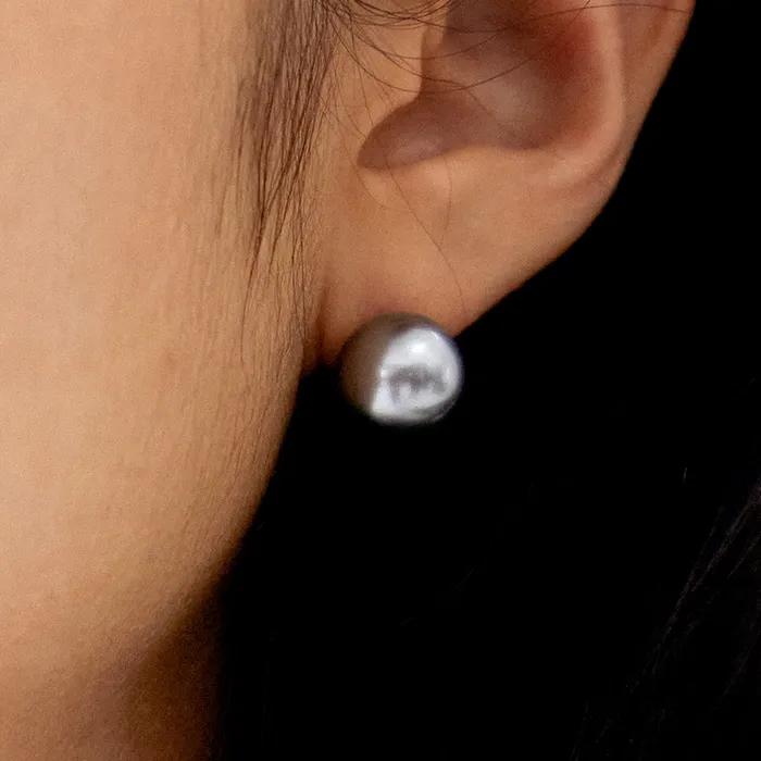 Gray pearl earring