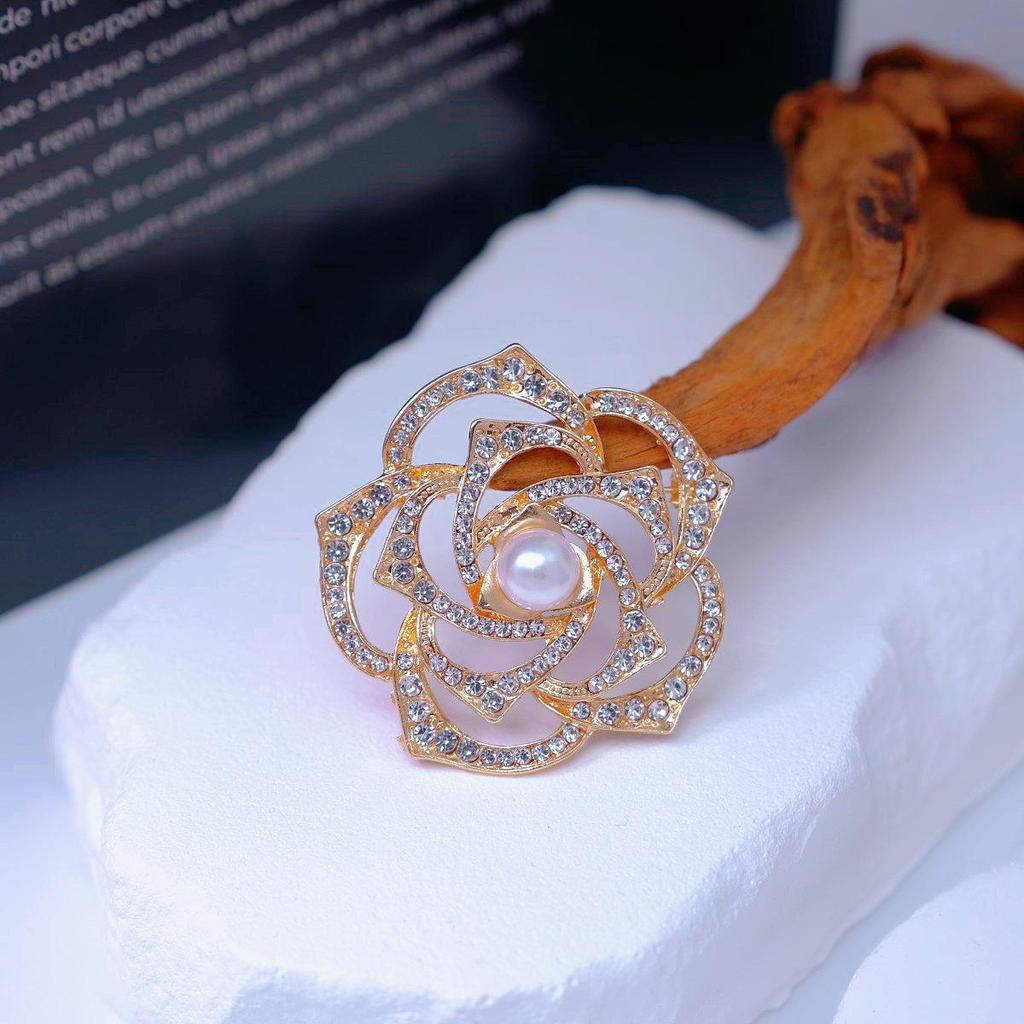 Korean Vintage Rhinestone Pearl Rose Brooch, High-End Scarf Buckle, Versatile Alloy Corsage in Little Fragrant Style
