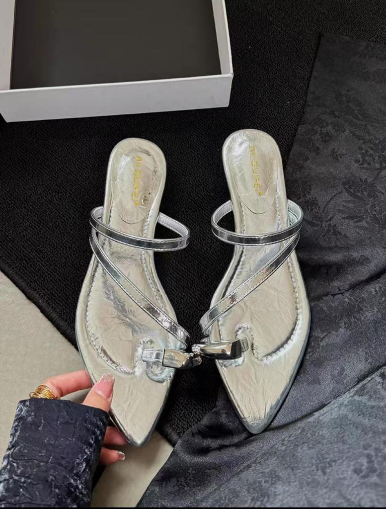 Fashion Shoes Womens Slippers Outdoor Slides Rivet Pointed Toe On A Wedge Pantofle Rubber Flip Flops 2025 Hawaiian Elegant Scandals
