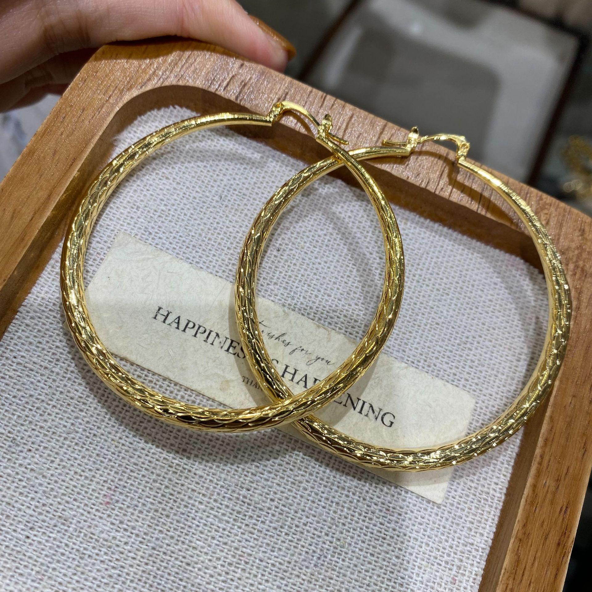 

High-End Temperament Earrings Women S Fashion Simple Large Circle Earrings Cold Wind Pineapple Pattern Earrings
