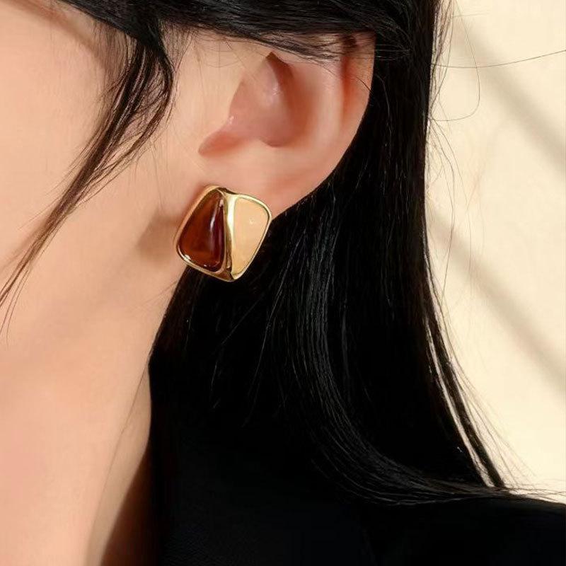 Maillard Contrasting Amber Stud Earrings Retro Hong Kong Style Earrings Women'S Light Luxury High-End Fashion Versatile Earrings