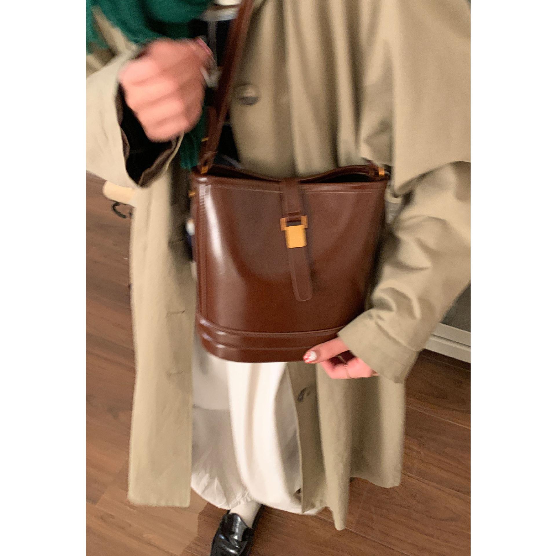 

French niche texture bucket bag women s bag 2025 new retro fashion shoulder messenger bag autumn and winter shoulder bag коричневый