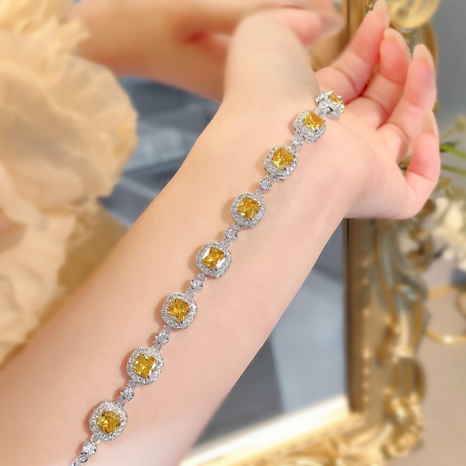 

Модный легкий роскошный цветной бриллиантовый браслет, инкрустированный высокоуглеродистыми бриллиантами, простой квадратный браслет в форме подушки с желтыми бриллиантами