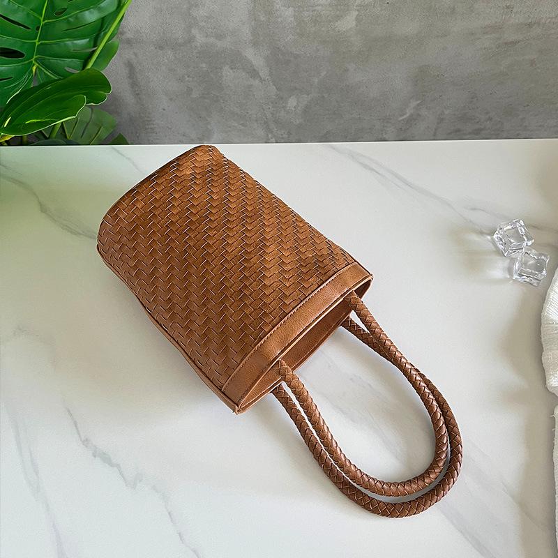 Hand Woven Bag Women Summer Beach Bag 2025 New Handbag Portable Tote Small Bag Bucket Bag