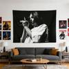 1ks Lana Del Rey Koncertní Portrét Nástěnná Tapiserie Polyester 2D Tisk Minimalistický Černobílý Dekorace Místnosti Trendy Závěs na Zeď pro