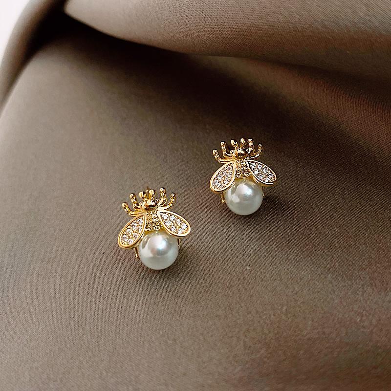 

2026 new simple and luxurious Pearl Woman s Earrings Fashion design sense bee insect Earrings Korean women jewelry sexy Earrings
