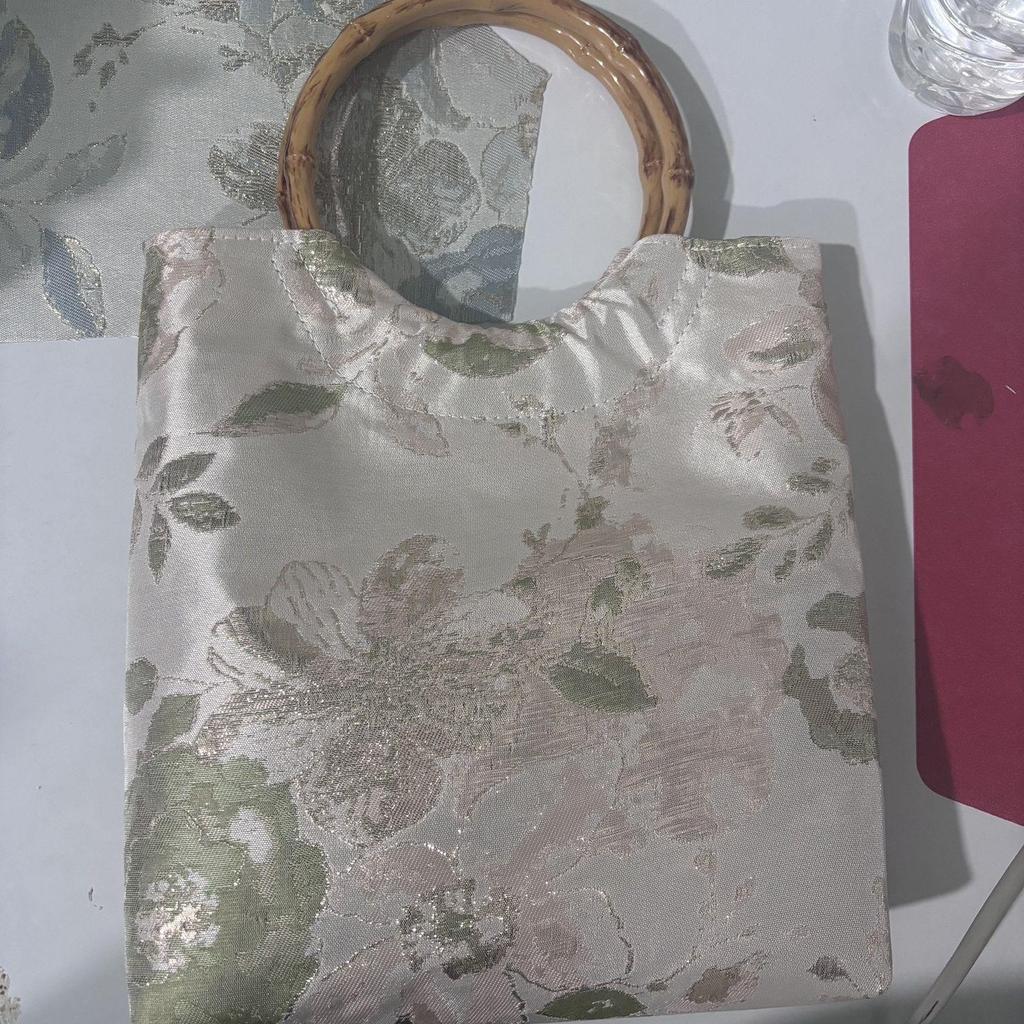 Vintage Chinese Jacquard Hanfu Clutch with Bamboo Handle - Embroidered Women's Cheongsam Handbag for Weddings