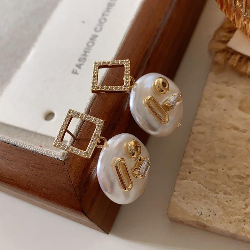 

Серьги-гвоздики в виде забавных лиц, женские геометрические серьги с жемчугом в форме диска, модный и простой темперамент, слегка инкрустированные квадратные серьги