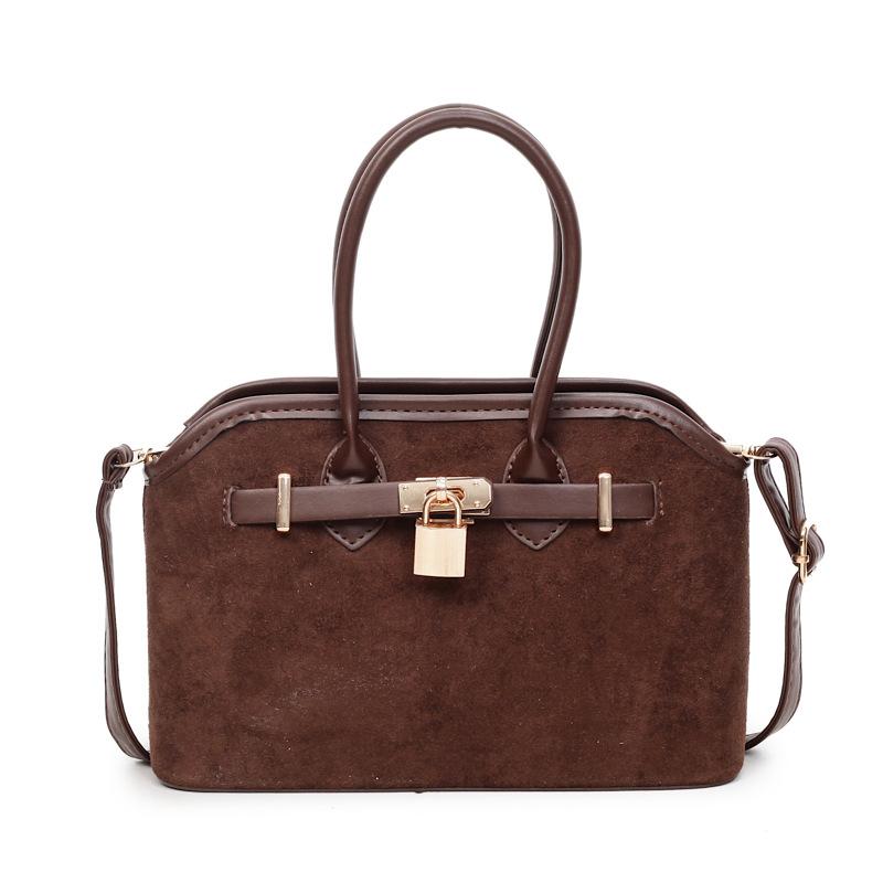 

Korean version of fashionable textured portable shell bag women s 2025 summer contrasting color foreign style commuting shoulder messenger bag темно-коричневого кольору