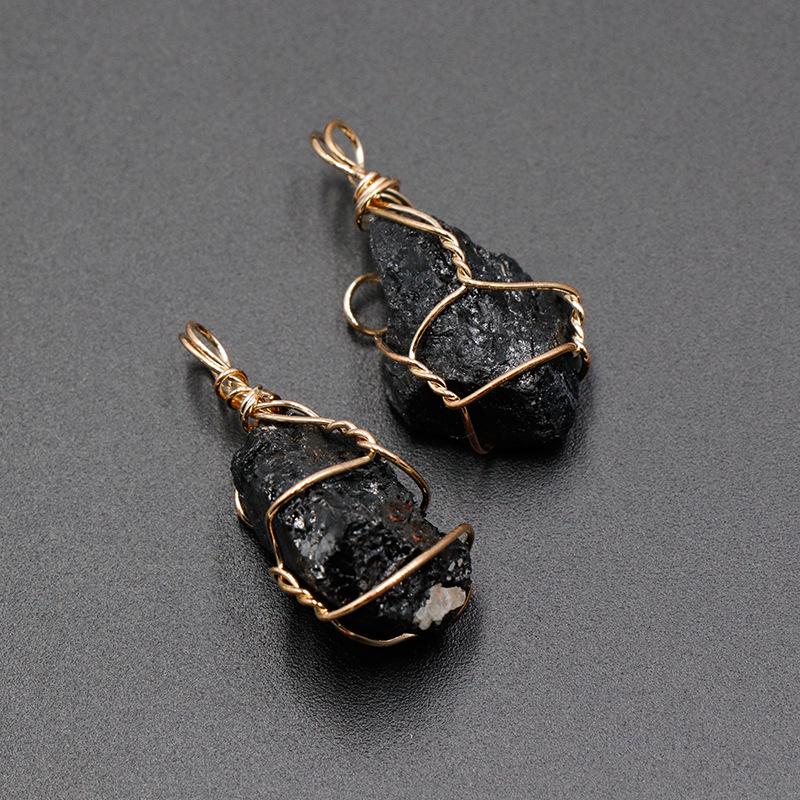 Halskette mit rosa Kristalldraht-Anhänger